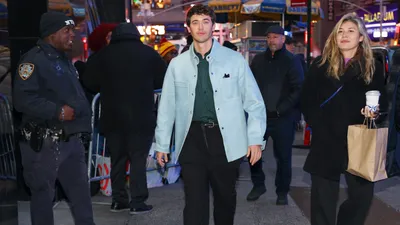 https://www.msn.com/en-ca/entertainment/celebrity/tom-blyth-rachel-zegler-hunter-schafer-and-josh-andres-rivera-at-the-premiere-of-the-hunger- игры-баллада-о-певчих птицах-и-змеях/ss-AA1jINVG