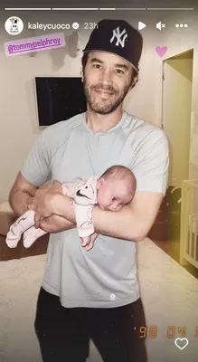 Кейли Куоко поделилась драгоценной фотографией своего партнера Тома Пелфри, держащего на руках новорожденного