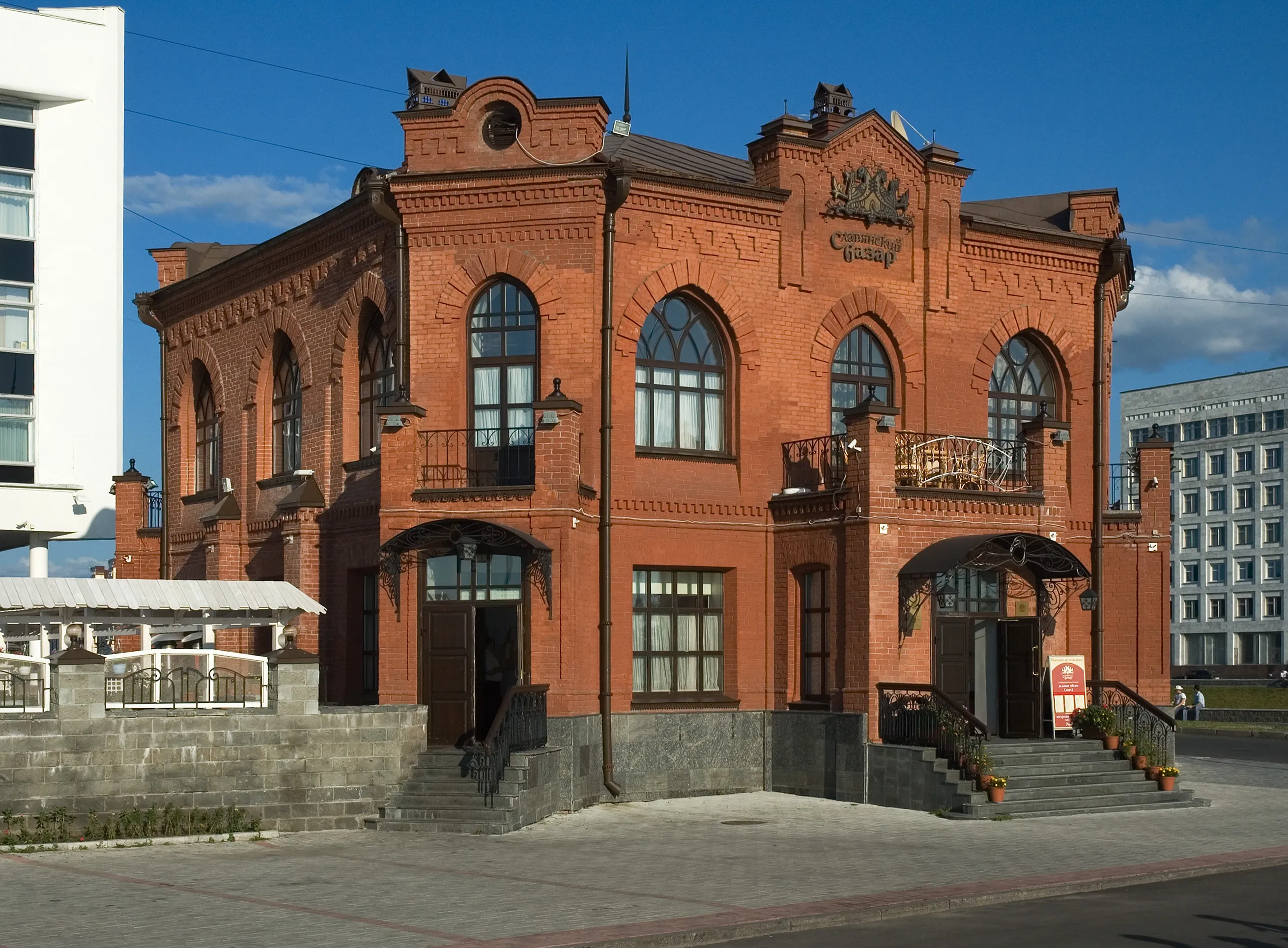 Дом базар. Славянский базар Томск. Ресторан Славянский базар Томск. Харчевня Славянский базар Томск. Здание Славянского базара в Томске.