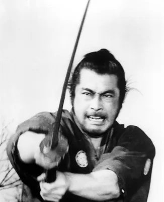 Японский самурай Тосиро Мифунэ, автор Р. М. Гера, в зале галереи комиксов «Комиссии Серджио Эредиа».