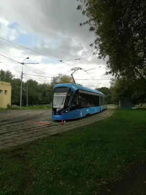 Городской современный трамвай на улице московского городского пассажирского  транспорта, стилизованный под москву, россию | Премиум Фото