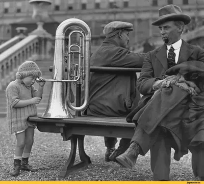 Париж (Paris) :: старое фото :: 1930 :: тромбон :: девочка :: Robert  Doisneau (photographer) / смешные картинки и другие приколы: комиксы, гиф  анимация, видео, лучший интеллектуальный юмор.