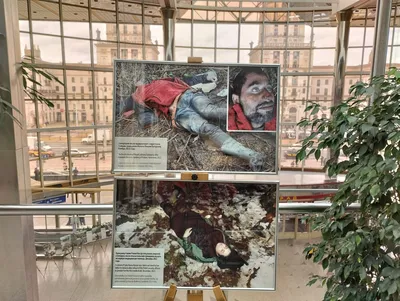 На железнодорожном вокзале в Минске расставили постеры с изображениями  трупов мигрантов, погибших на границе