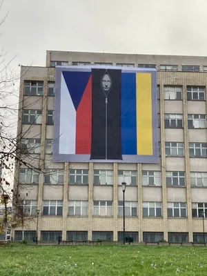 На здании МВД Чехии вывесили изображение Путина в мешке для трупов