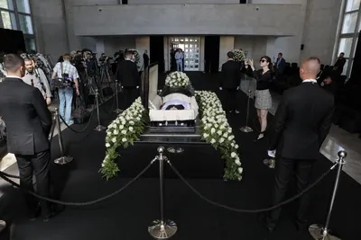 Цоя на похоронах тоже фотографировали»: психолог объяснил селфиманию на  прощании с Шатуновым | WOMAN
