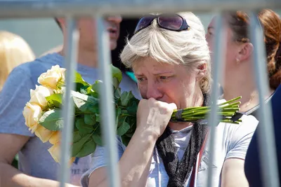 Цоя на похоронах тоже фотографировали»: психолог объяснил селфиманию на  прощании с Шатуновым | WOMAN