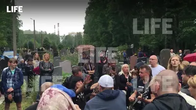 В Петербурге фанаты устроили концерт на могиле Цоя в 30-ю годовщину его  смерти — видео