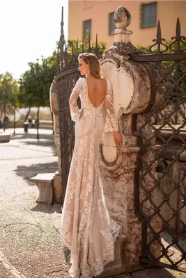 Свадебное платье со стильным волнистым кружевом купить в Москве