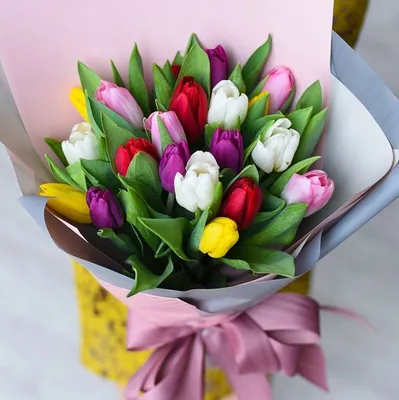 Купить букет из 21 разноцветного тюльпана на 8 марта в Тюмени