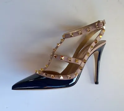 Чёрные туфли-лодочки 'Valentino Garavani' с отделкой Rockstud из мерейной  телячьей кожи. Заостренный носок, заклёпки с золотистым покрытие… | Heels,  Shoes, Fashion