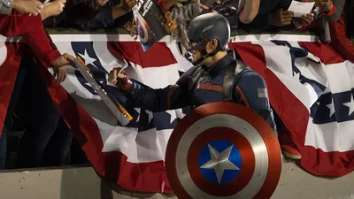 Уятт Рассел и Крис Эванс отвечают на одни и те же вопросы о Капитане Америке | king5.com