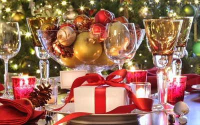 Обои на рабочий стол Красиво украшенный новогодний стол-игрушки, шишки,  подарки, свечи и бокалы с шампанским, обои для рабочего стола, скачать обои,  обои бесплатно