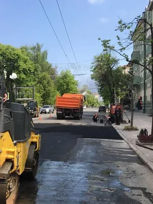 В Харькове начали ремонт улицы Сумской (фото) | Дорожное полотно улицы было  повреждено в результате вражеских обстрелов