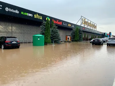 ФОТО И ВИДЕО | В Тарту потоп: улицы превратились в реки, парковки — в озера  - Delfi RUS