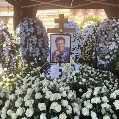 Плачущая семья похоронила часть праха Юрия Шатунова на Троекуровском  кладбище | STARHIT