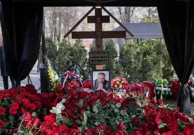 Давай помиримся: сын Жириновского не успел попросить прощения и прислал  венок на могилу отца | STARHIT