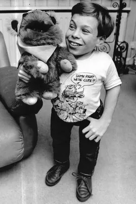 Фото дня - Юный Уорвик Дэвис с чучелом эвока. Взгляните на эту футболку.