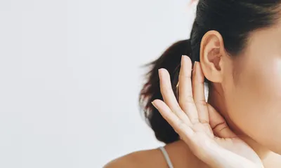 Почему появляется шишка за ухом и как от нее избавиться | WDAY