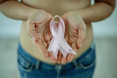 Назван симптом, при котором нужно поспешить провериться на рак груди - МК  Псков