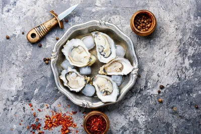 https://ru.pngtree.com/freebackground/fresh-oysters-in-plate-of-iceseafoodflat-lay-opened-oysters-on-metal-plate-photo_2319444.html