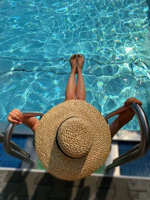 бассейн #шляпа #девушка в бассейне со шляпой, идеи фото в бассейне |  Summer, Sea, Society