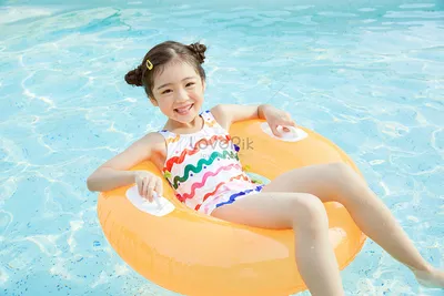 Маленькая девочка лежа на плавательном круге в бассейне изображение_Фото  номер 501654618_JPG Формат изображения_ru.lovepik.com