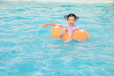 Маленькая девочка сидит на плавании плавания в бассейне изображение_Фото  номер 501769878_JPG Формат изображения_ru.lovepik.com