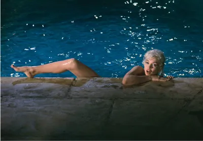 Откровенная фотосессия Мэрилин Монро в бассейне