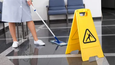 Попасть в больнице: почему санитаров переводят в уборщики | Статьи |  Известия
