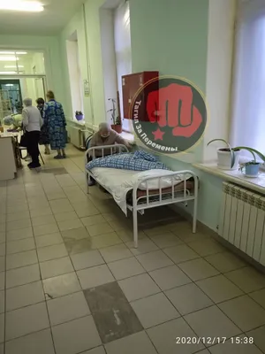 В больнице Нижнего Тагила пациенты лежат на кроватях в коридорах (фото)