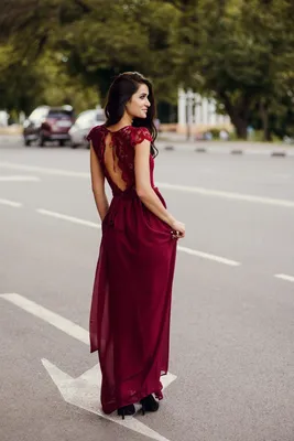 Длинное платье вишневого цвета с шифоновой юбкой и вырезом на спине |  КУПИТЬ-ПЛАТЬЕ.РУ - интернет-магазин красивых платьев
