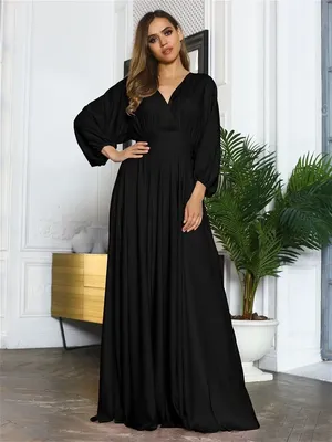 Черное длинное платье с перьями и разрезом на ноге