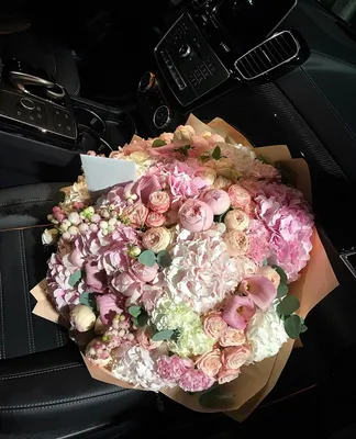 Букет цветов в машине - 49 фото