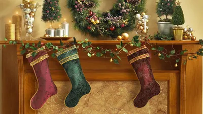Обои на рабочий стол Рождественские носки прибитые к каминной полке, обои  для рабочего стола, скачать обои, обои бесплатно