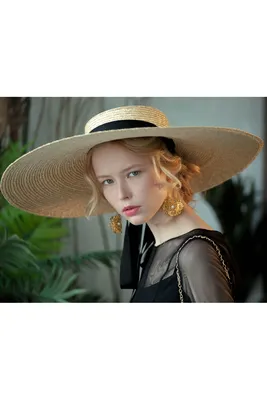 Женщина в элегантной шляпе с …» — создано в Шедевруме