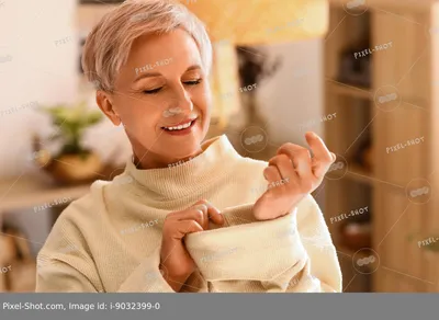 Маленькая девочка в теплом связанном свитере дома Уютный стиль Стоковое  Фото - изображение насчитывающей портрет, посмотрите: 144913414