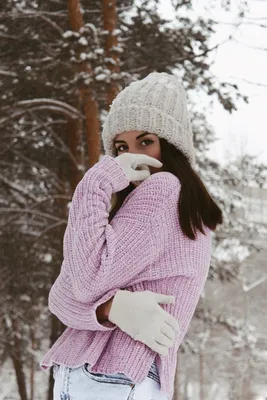 В свитере зимой фото