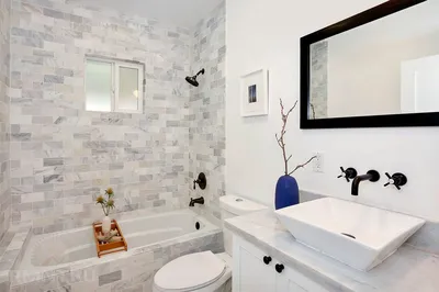 Комбинированные стены в ванной - 78 фото