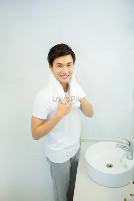 Молодой мужчина моется в ванной комнате изображение_Фото номер  500706748_JPG Формат изображения_ru.lovepik.com