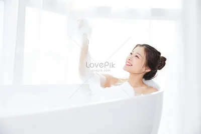 Красивая дама лежит в ванной и принимает ванну с пеной изображение_Фото  номер 501404999_JPG Формат изображения_ru.lovepik.com