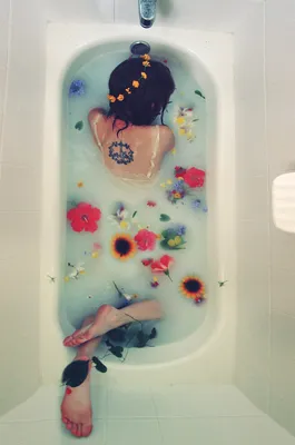 Фото Девушка лежит в ванной с цветами