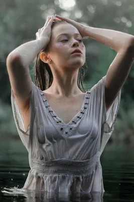 Красивая девушка в белом платье в воде Стоковое Изображение - изображение  насчитывающей выхват, вода: 123817303
