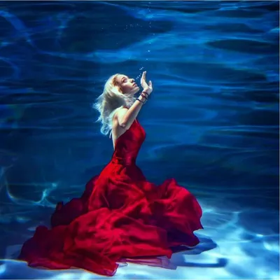 По воде плывёт девушка в платье…» — создано в Шедевруме