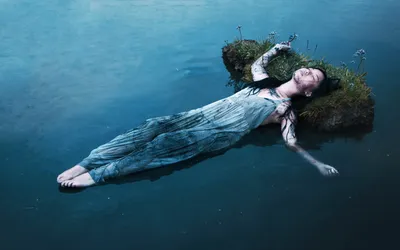 Девушка в платье в воде стоковое фото. изображение насчитывающей  насладитесь - 75511554