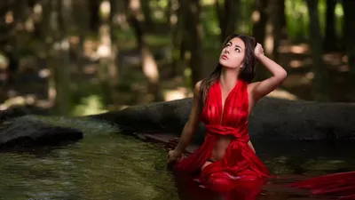 Красивая женщина при длинное средневековое платье стоя в воде Стоковое Фото  - изображение насчитывающей утеха, пышно: 48392648