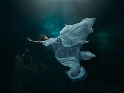 Фото Девушка в голубом платье лежит в воде, фотограф Светлана Беляева
