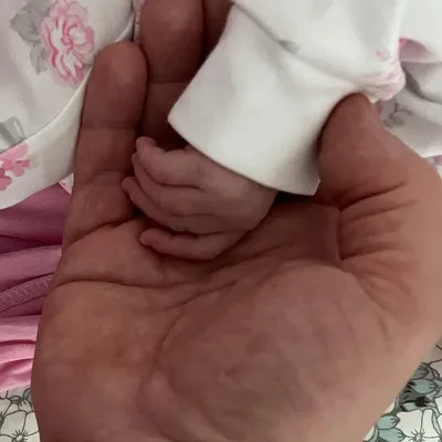 Прикосновение маленькой ладошки»: Валерий Меладзе показал фото с  новорожденной