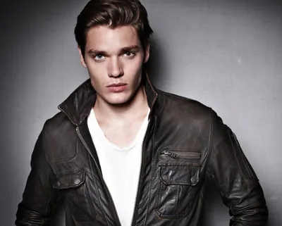 Доминик Шервуд (Dominic Sherwood) - актёр - фотографии - европейские актёры  - Кино-Театр.Ру