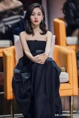 Выбор обоев актрисы/Ван Цзывэнь в черном вечернем платье выглядит элегантно - iNEWS