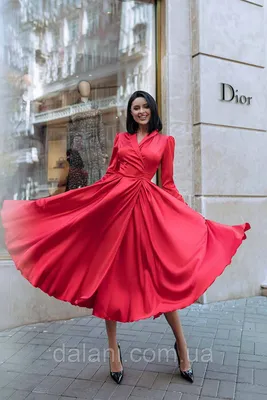 Красное вечернее платье с кружевным лифом и юбкой из тонкого атласа